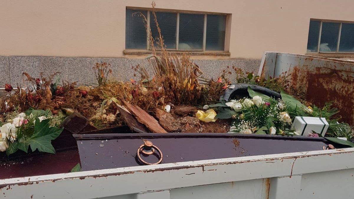 El ataúd encontrado en un contenedor junto al cementerio de Trobajo del Camino. | L.N.C.