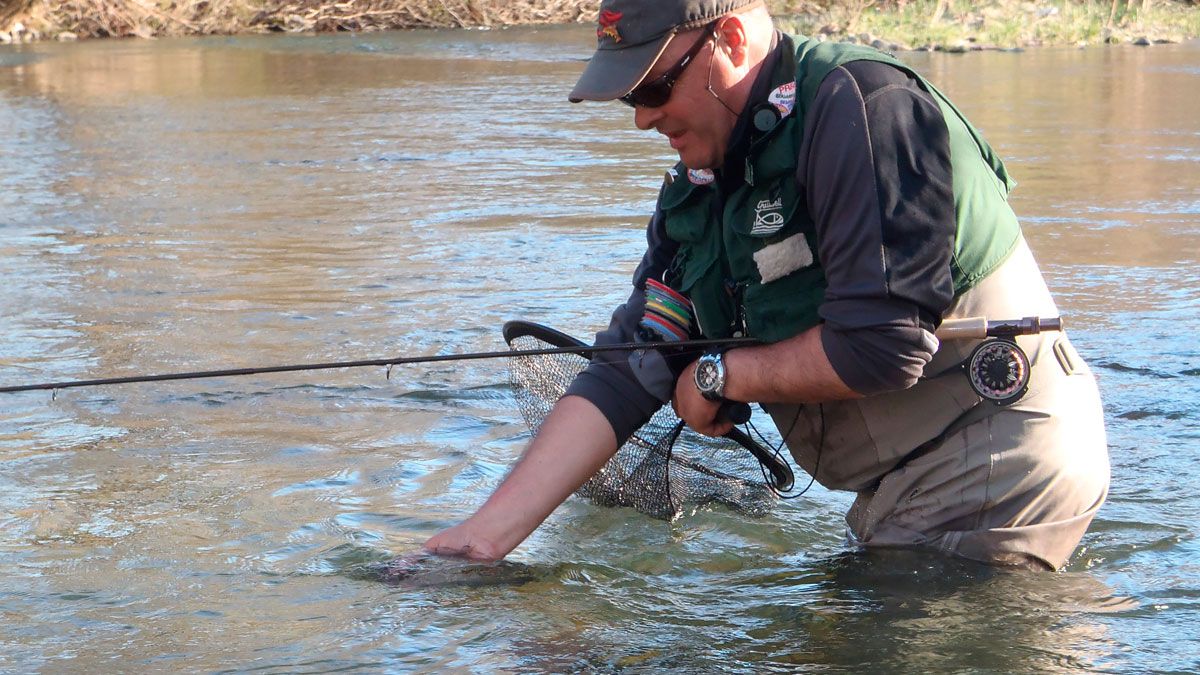 Un pescador se dispone a conseguir una captura. | R.P.N.