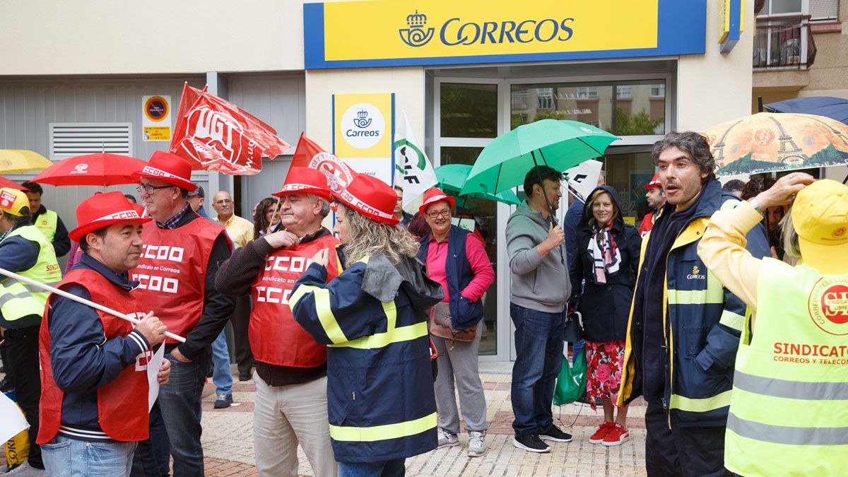 Concentración de trabajadores ante una de las sedes en la comunidad. | L.N.C.