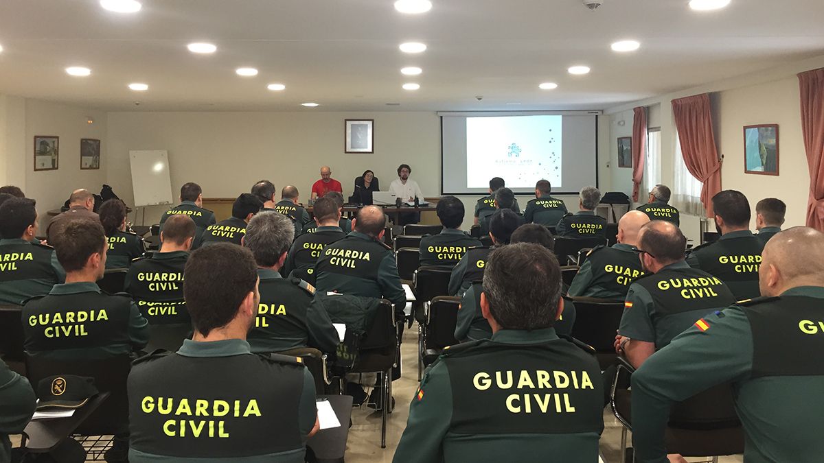 Un momento de la formación ofrecida a la Guardia Civil. | L.N.C. Un momento de la formación ofrecida a la Guardia Civil. | L.N.C.
