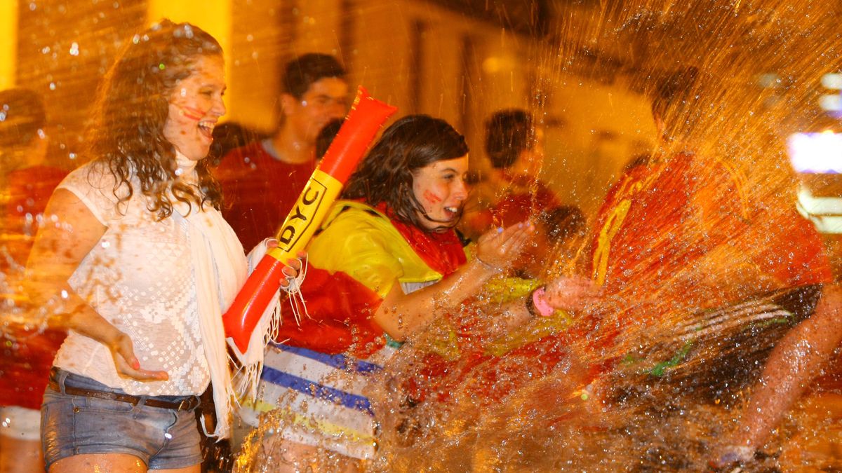 Aficionados a la Selección, celebrando un éxito en la fuente de la plaza de Lazúrtegui. | Ical