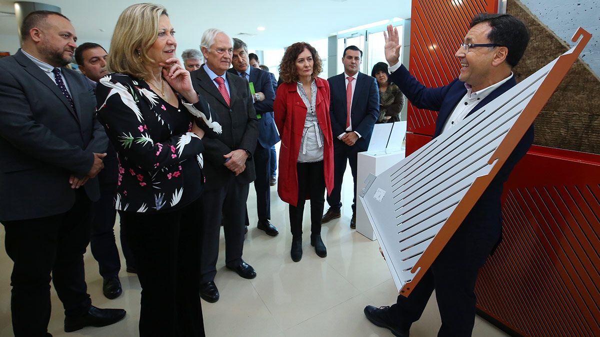 La consejera de Economía y Hacienda, Pilar del Olmo (2I), junto al consejero delegado de la empresa Stac en Toral de los Vados (León), Carlos Vega (D), durante su visita las instalaciones. | ICAL