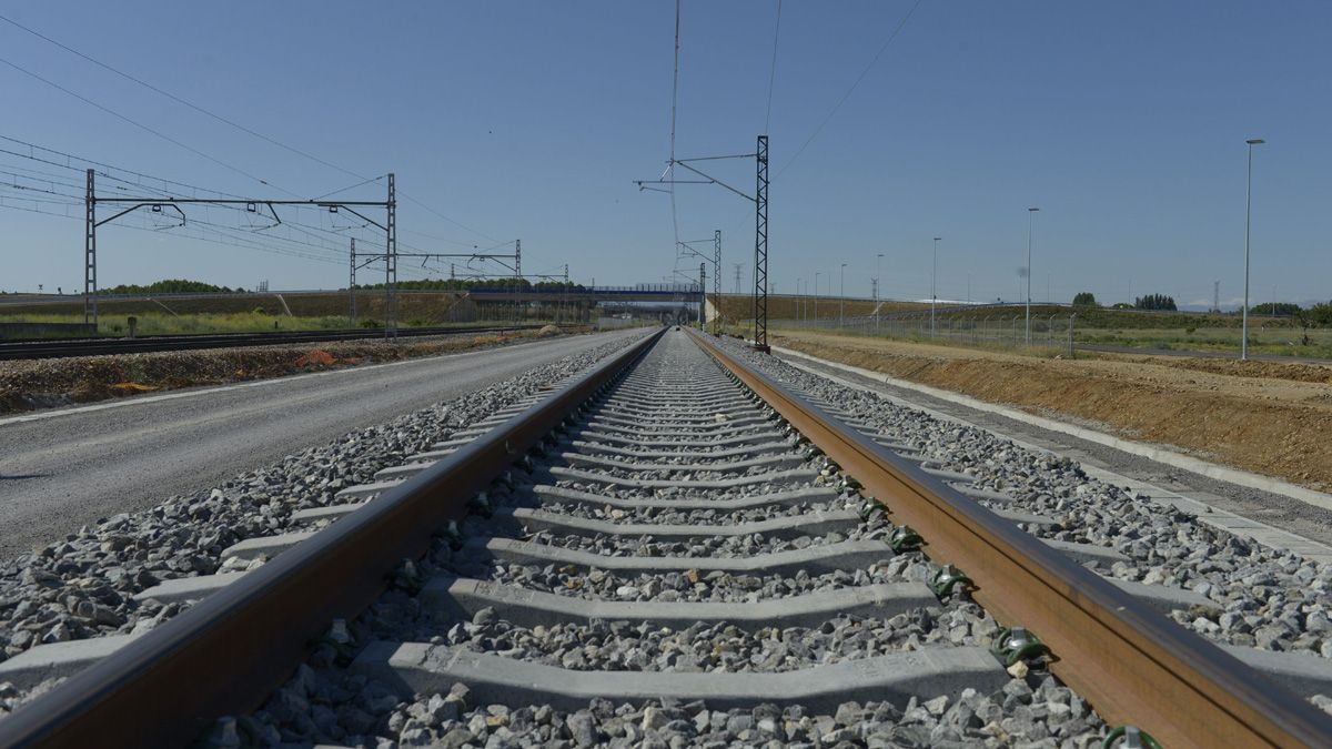 La puesta en marcha del sistema de seguridad y control ERTMS permitirá que el viaje entre León y Madrid dure al fin menos de dos horas. | MAURICIO PEÑA