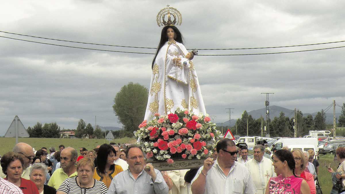 Imagen de archivo de la procesión con la Virgen de Camposagrado el segundo domingo de junio. | E. NIÑO