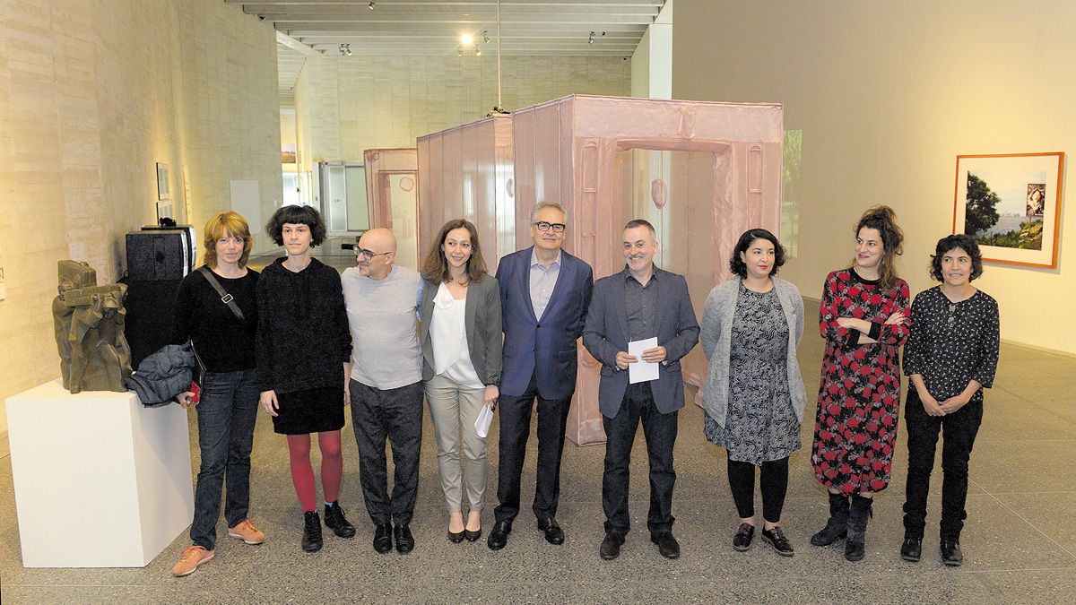 El director del Musac con los artistas y comisarios de las cinco exposiciones que este sábado se abren al público. | MAURICIO PEÑA