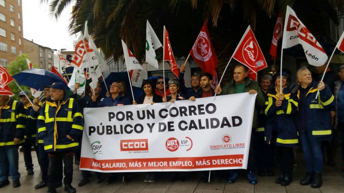 Trabajadores de Correos, este viernes ante la oficina de Ponferrada.