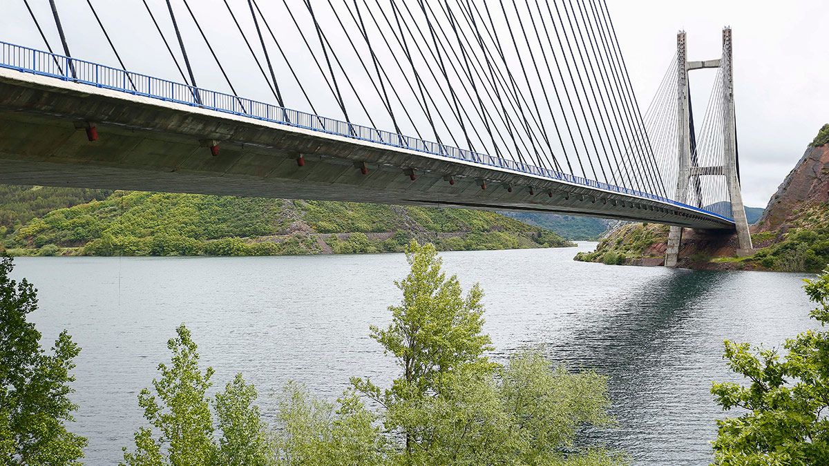 El embalse de Barrios de Luna lleno. | CARLOS S. CAMPILLO (ICAL)