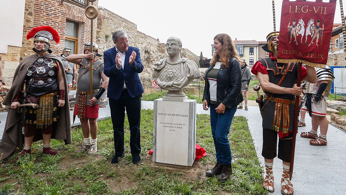 El alcalde de León, Antonio Silván y la concejala de Cultura, Margarita Torres, inauguran el busto del Emperador Galba, fundador de la Legión VII Gémina. | ICAL