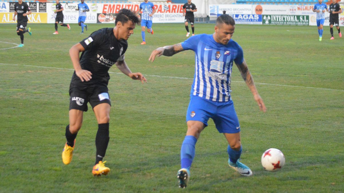Ríos Reina controla un balón en un encuentro con la Deportiva. | L.N.C.