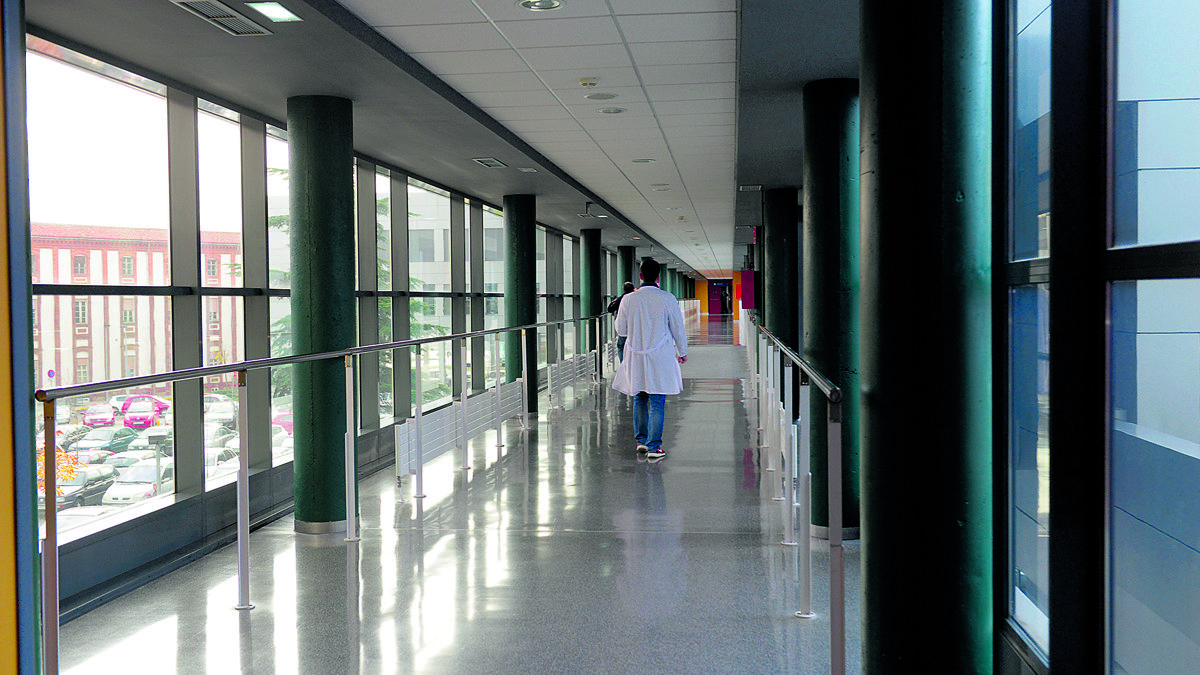 La jubilación de médicos afecta tanto a especialistas como a los de familia, por lo que son del Hospital y también de Atención Primaria. | MAURICIO PEÑA