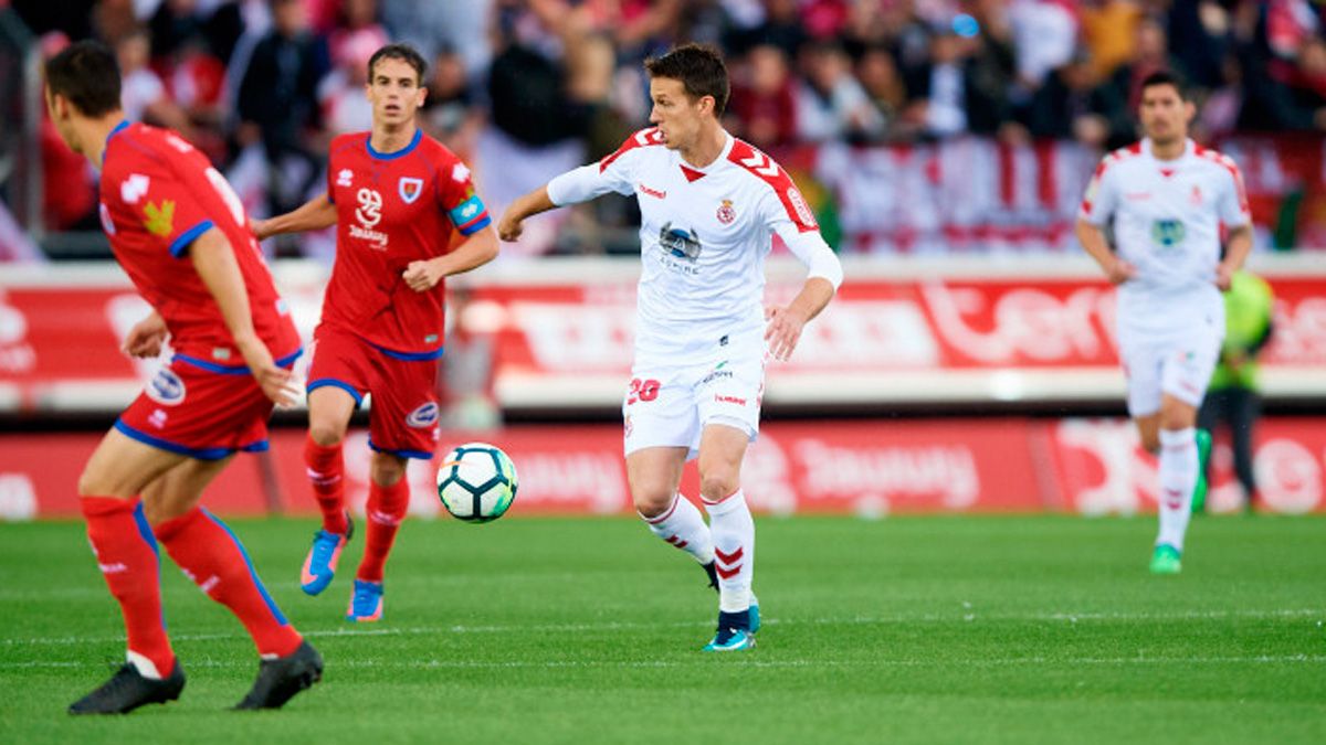 Señé conduce el balón durante el choque en Soria que supuso el descenso de la Cultural. | LALIGA