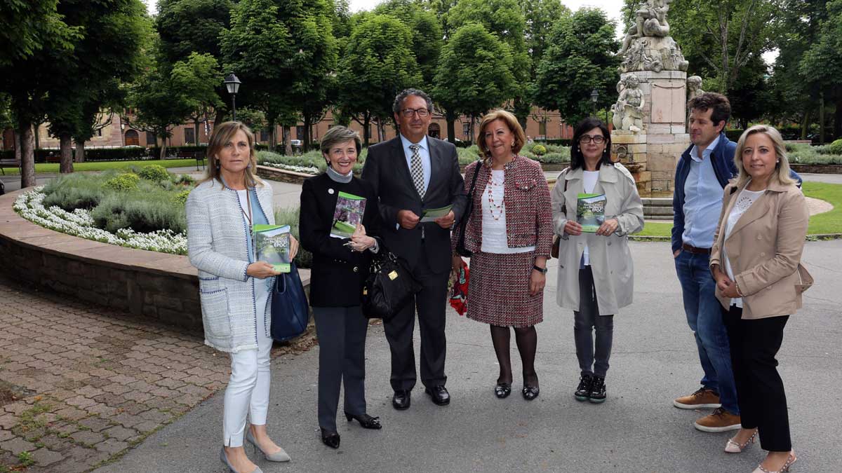 La concejala de Medio Ambiente y representantes médicos presentaron las rutas ‘recetadas’ por los parques. | CÉSAR