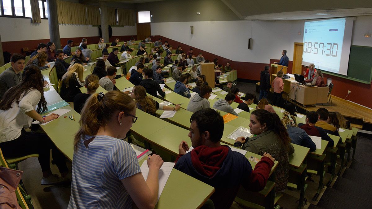 Inicio de las pruebas de la Ebau el pasado martes en una de las aulas de la Universidad de León. | MAURICIO PEÑA Inicio de las pruebas de la Ebau el pasado martes en una de las aulas de la Universidad de León. | MAURICIO PEÑA