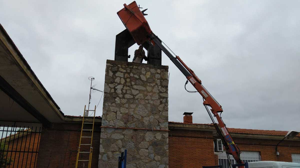 Momento en el que los operarios procedían a colocar la nueva campana sobre el campanario de Santa Marina.| ABAJO