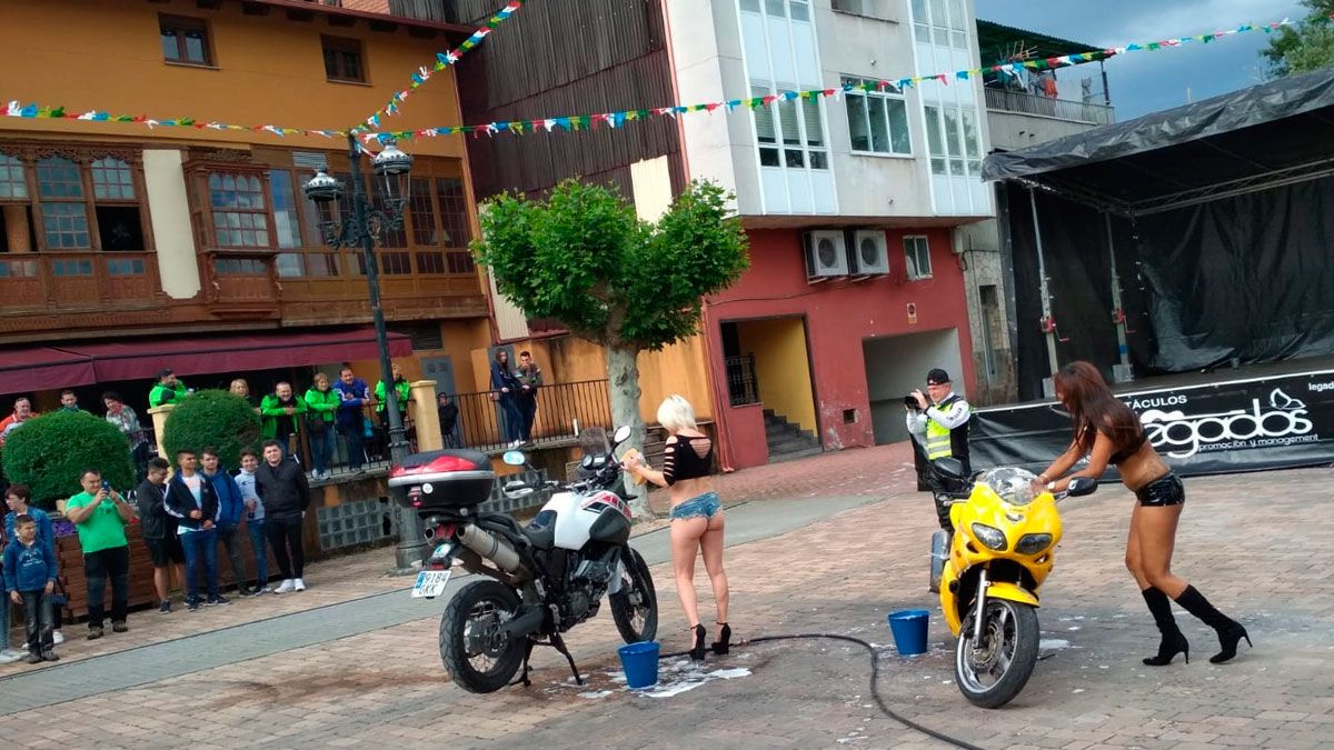 Las mujeres se iban desnudando mientras lavaban una moto. | L.N.C.