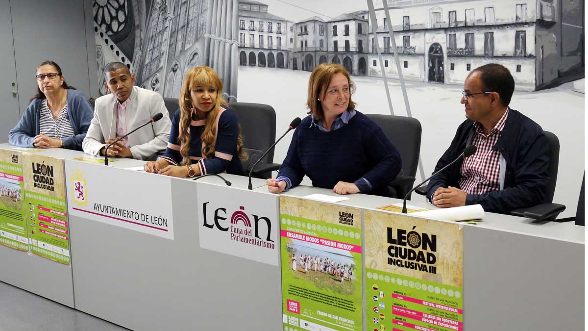 Representantes de las Asociaciones que participan en 'León Ciudad Inclusiva' junto a la Concejala de Familia y Servicios Sociales |CÉSAR