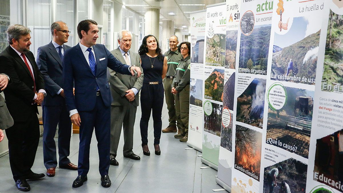 El consejero de Fomento y Medio Ambiente, Juan Carlos Suárez-Quiñones, presenta las nuevas cámaras de vigilancia de incendios del Bierzo y el programa 'Yo me enchufo a la previsión de los incendios forestales' con Red Eléctrica de España. | ICAL