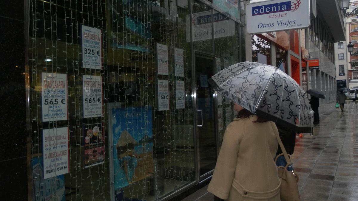 Las agencias de viajes de Ponferrada exponen en sus escaparates las mejores ofertas para estas fechas.