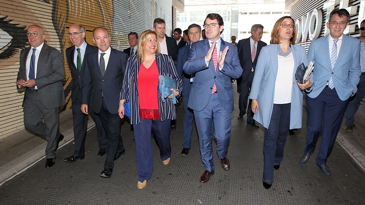 Alfonso Fernández Mañueco, con otros cargos del partido, como el presidente del PP leonés, Juan Martínez Majo (a la derecha). | ICAL