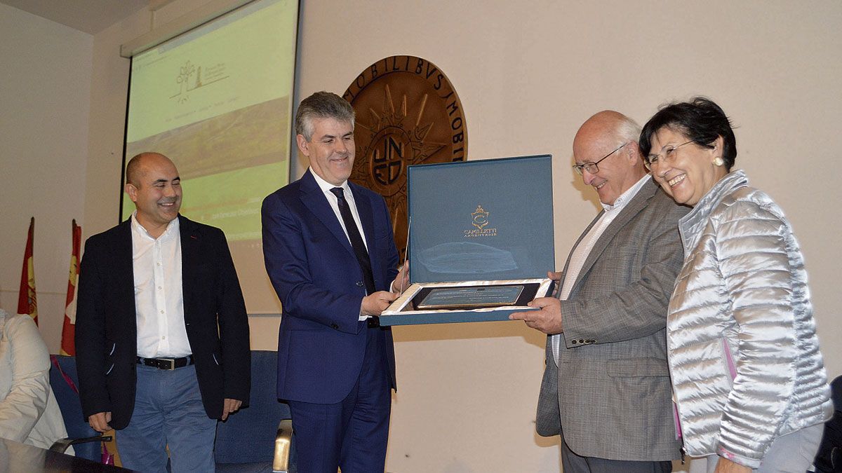 El investigador francés Gérard Hérail recibió un reconocimiento por la aportación de sus trabajos. | D.M.