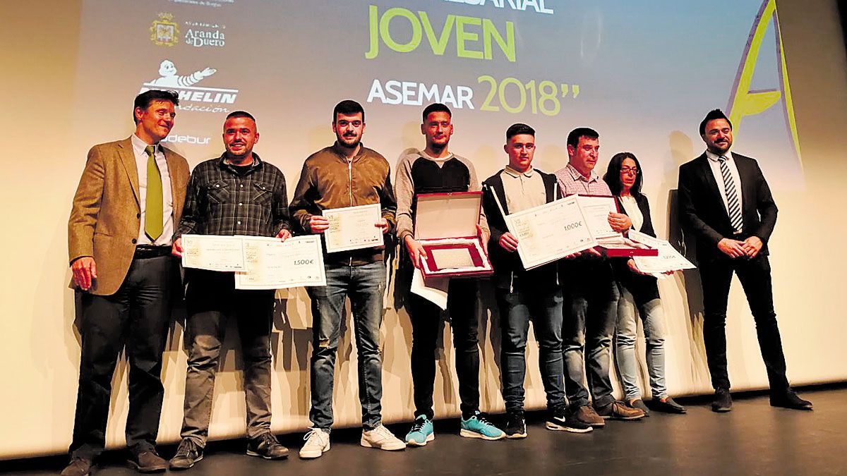 Los alumnos del centro roblano recogiendo su premio. :: L.N.C.