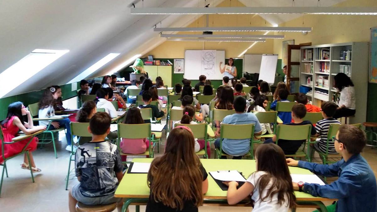 Los niños de tercero y cuarto de Primaria, en la charla con los autores.