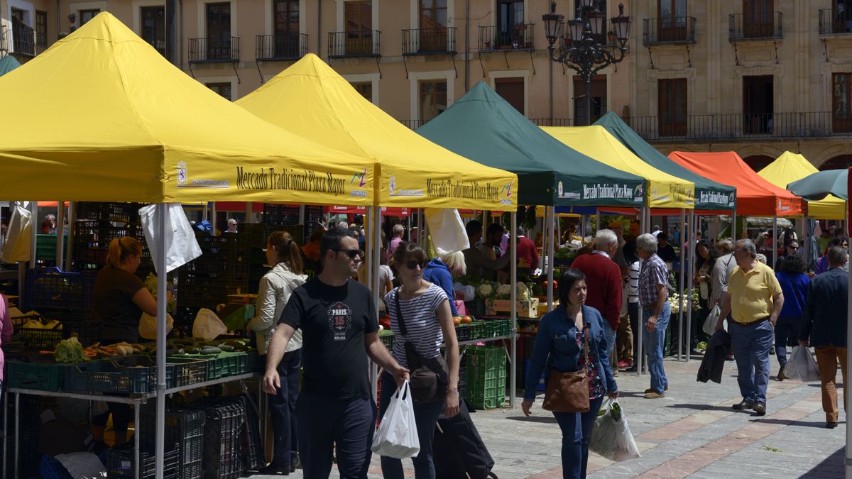 La ordenanza contempla la posibilidad de unificar la imagen de los puestos de los mercados como ya se ha hecho en el de la plaza Mayor. | MAURICIO PEÑA