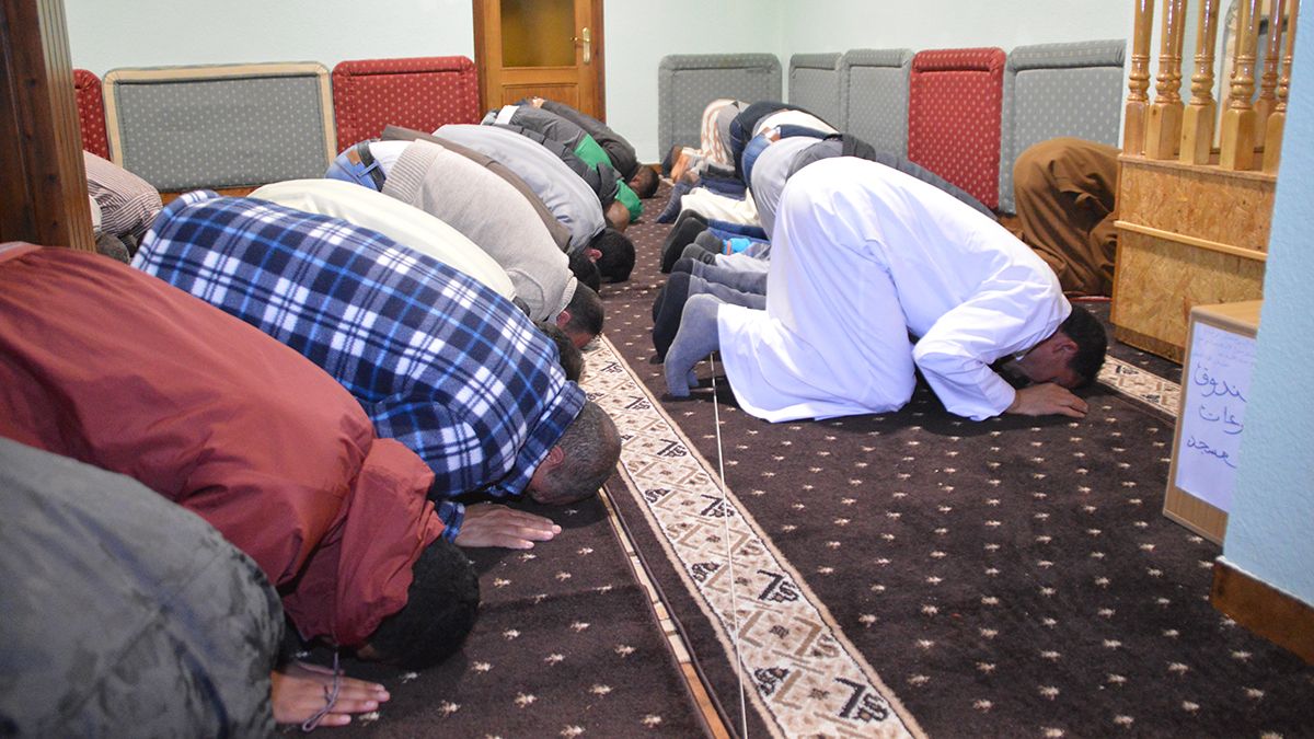 Rezos de musulmanes en estos días de ramadán. | L.N.C.