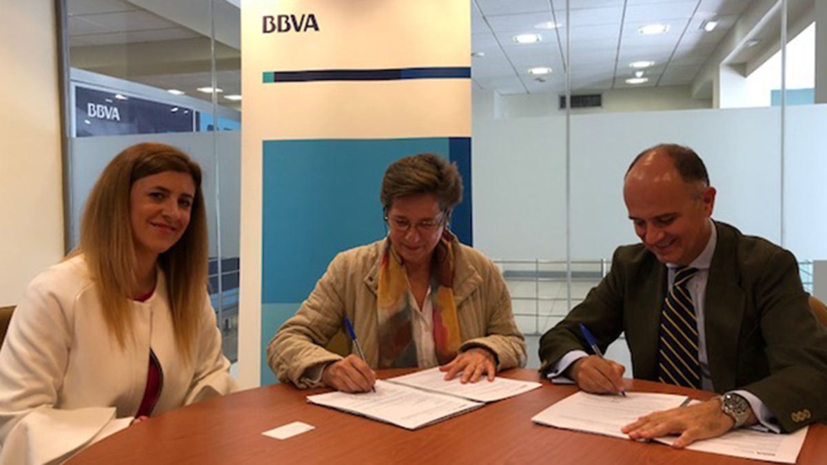 Leyre María García, directora comercial de oficina de BBVA en León, Annie Brea Lecart, presidenta de la asociación, y Antonio Ferrero, director de zona de BBVA. | L.N.C.