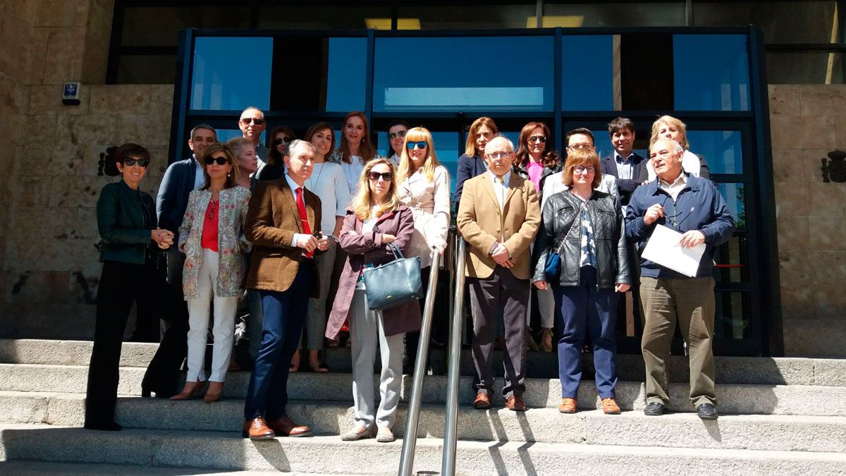 Los antiguos secretarios judiciales durante la concentración celebrada este martes en León.