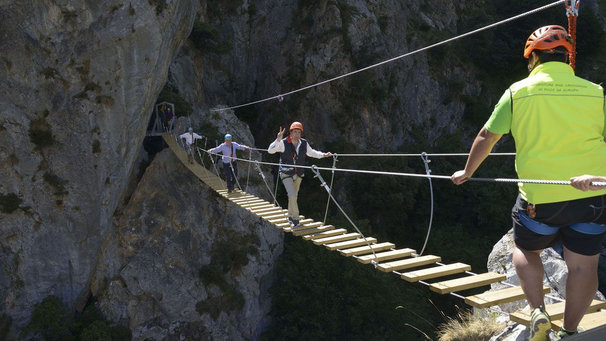 El consejero de Fomento y Medio Ambiente, Juan Carlos Suárez-Quiñones, en su visita a la vía ferrata de Posada de Valdeón. | MAURICIO PEÑA