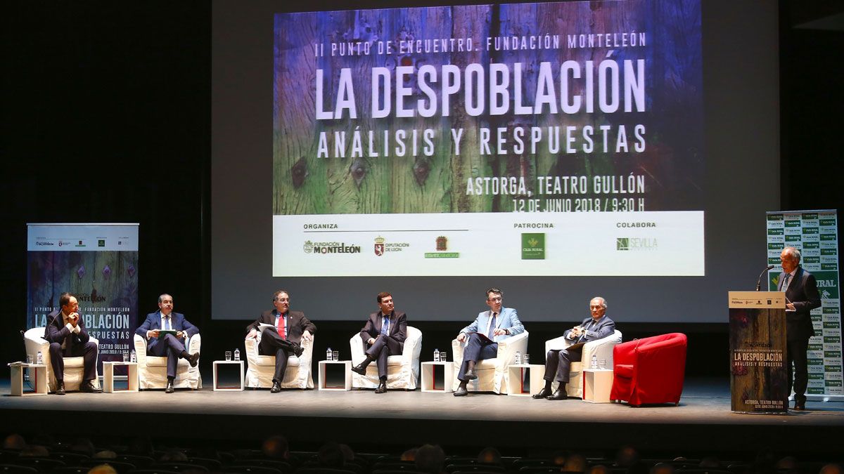 Una imagen de la jornada sobre la despoblación de ayer en el Teatro Gullón de Astorga. | ICAL