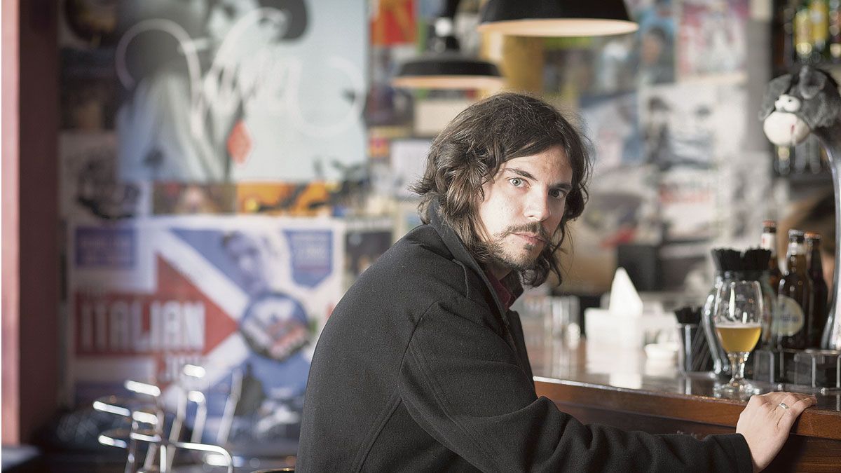 Arsel Randez protagoniza este sábado un concierto en acústico en ElGranCafé, donde estará rodeado de amigos y colaboradores. | JOSÉ RAMÓN VEGA