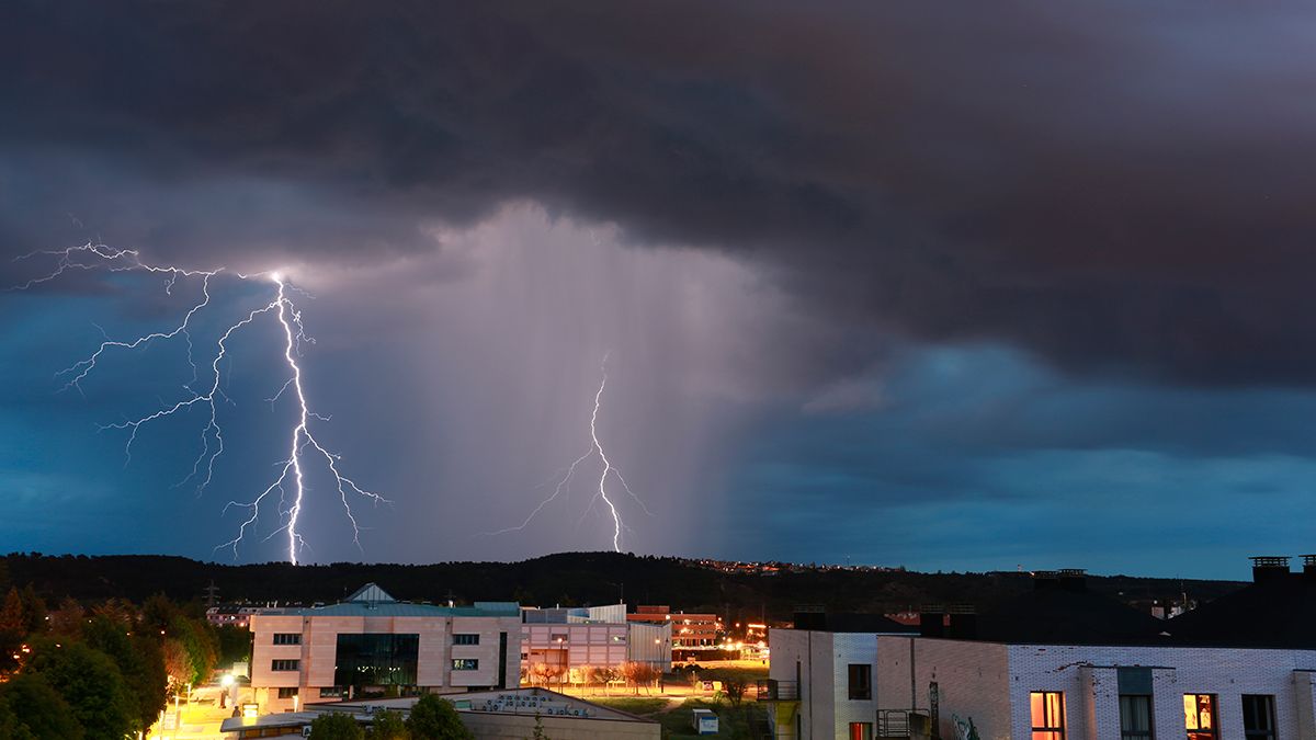 Dos rayos caen sobre León durante una tormenta. | CARLOS S. CAMPILLO (ICAL)