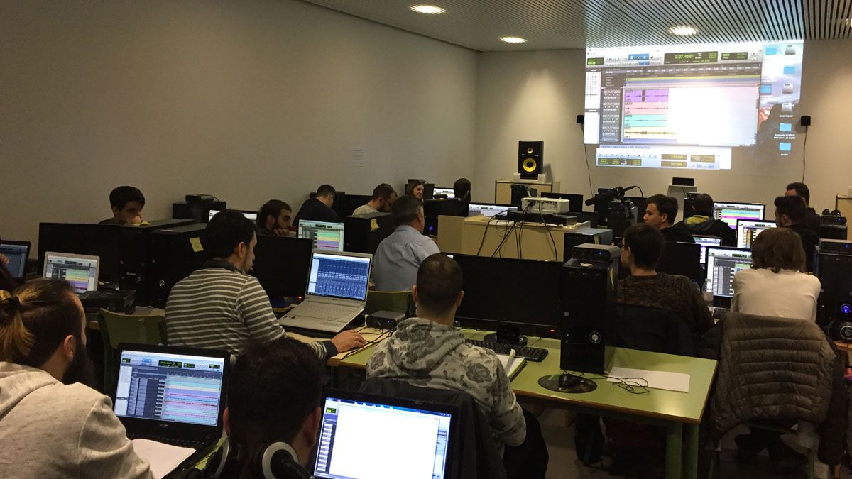 Estudiantes en uno de los seminarios que se impartieron en el centro este año. | L.N.C. Estudiantes en uno de los seminarios que se impartieron en el centro este año. | L.N.C.