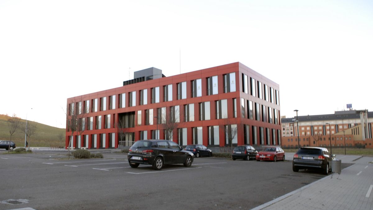 El 'edificio rojo' de Eras alberga uno de los viveros de empresas que gestiona el Ildefe. | MAURICIO PEÑA