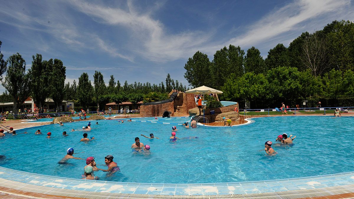 Una de las muchas piscinas del complejo polideportivo de Valencia de Don Juan. | DANIEL MARTÍN