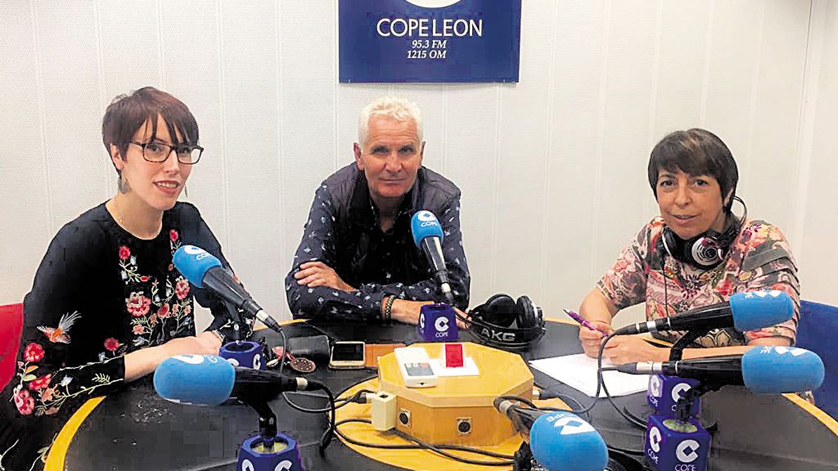 Antonio Martínez Llamas con las periodistas de la Cadena Cope. | L.N.C.