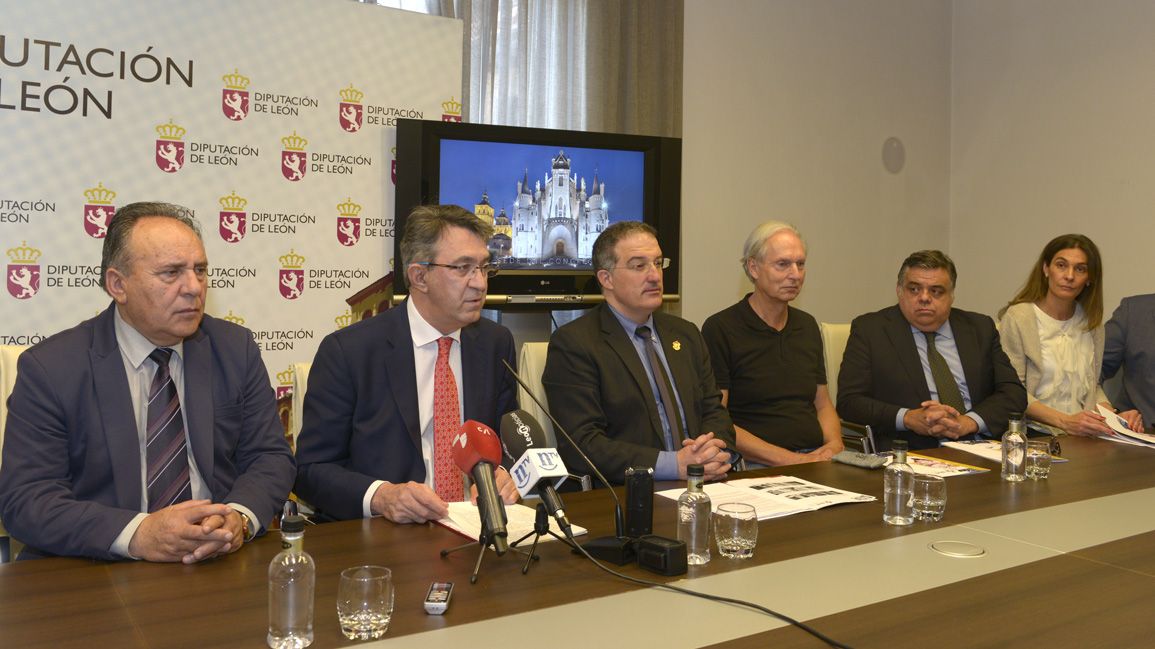 Foto de familia de los representantes de la Diputación y el Ayuntamiento y Obispado de Astorga con los organizadores y participantes del congreso. | MAURICIO PEÑA