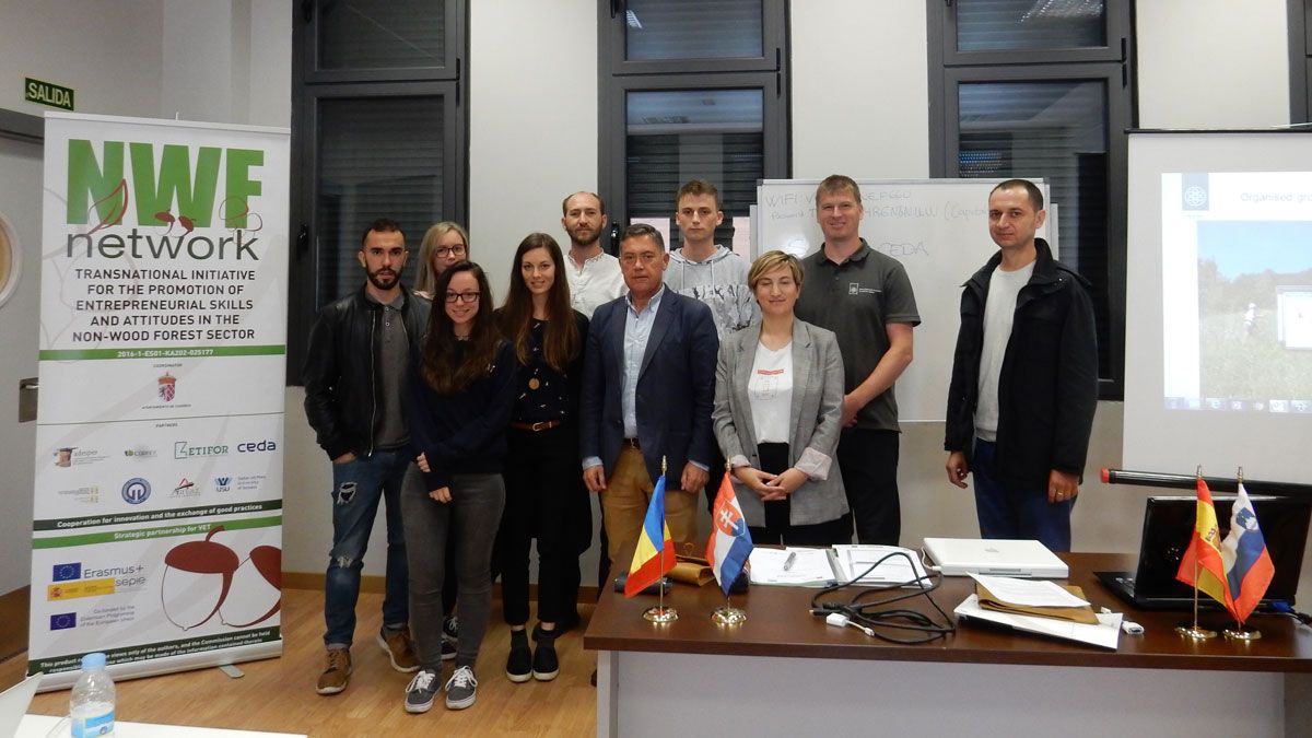 El alcalde de Cuadros, Marcos Martínez, con los alumnos participantes en el proyecto. | L.N.C.