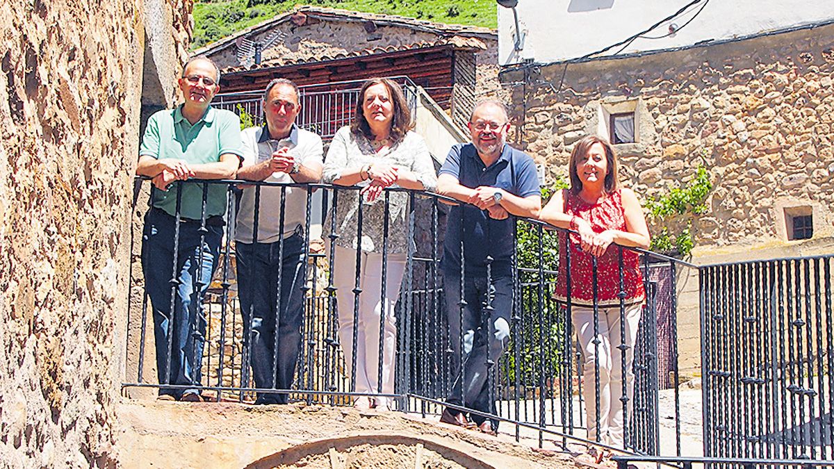 Los cinco componentes de La Braña y portada de su último disco. | L.N.C. Los cinco componentes de La Braña y portada de su último disco. | L.N.C.