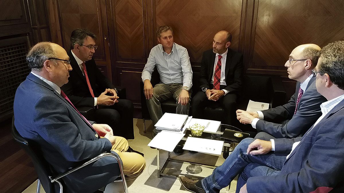 Martínez Majo se reunió con los representantes del lúpulo en León. | L.N.C.