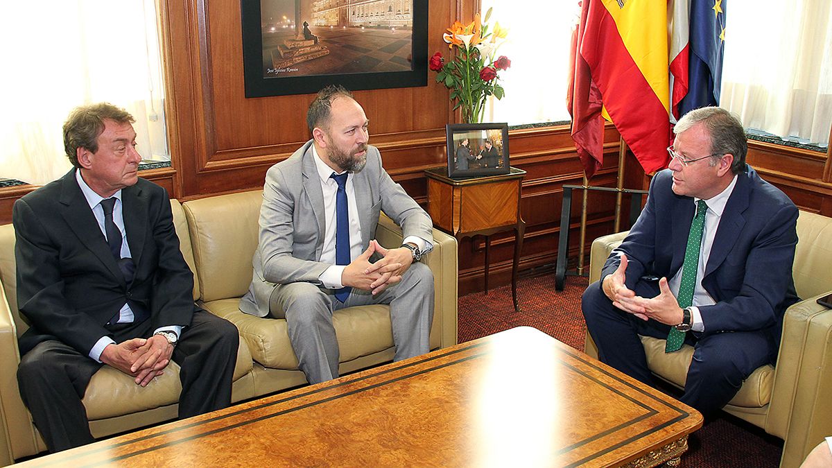 El alcalde de León, Antonio Silván(D), y el concejal de Empleo, Promoción Económica y Educación, Javier García Prieto (I) se reúnen con el presidente de la Asociación Leonesa de Empresas Tecnológicas (ALETIC), Lucio Fuertes(C). | ICAL