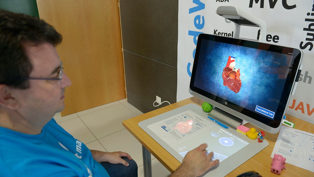 Uno de los trabajadores del centro de HP en León maneja un sistema de escaneado en tres dimensiones. | MAURICIO PEÑA