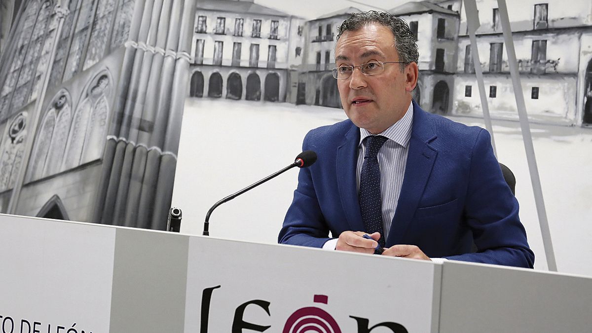 El portavoz del equipo de gobierno del Ayuntamiento de León, Fernando Salguero, durante su comparecencia. | CÉSAR