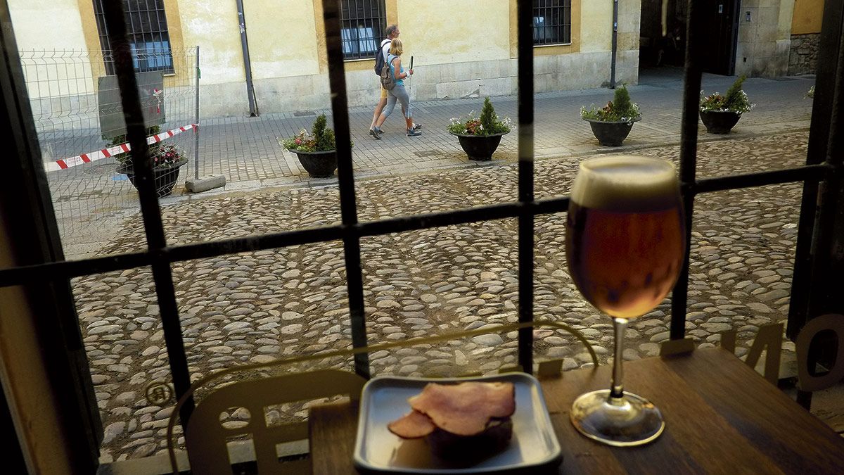 Una de las primeras zonas en las que se pudo ver cómo quedaría el empedrado de la popular plaza del Grano. | DANIEL MARTÍN