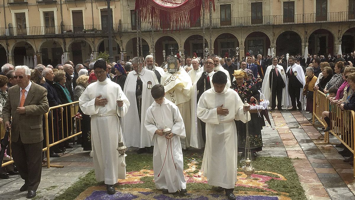 Aprovechando el cese de la lluvia, el Santísimo salió en procesión desde San Martín hasta la Plaza Mayor. | L.N.C.