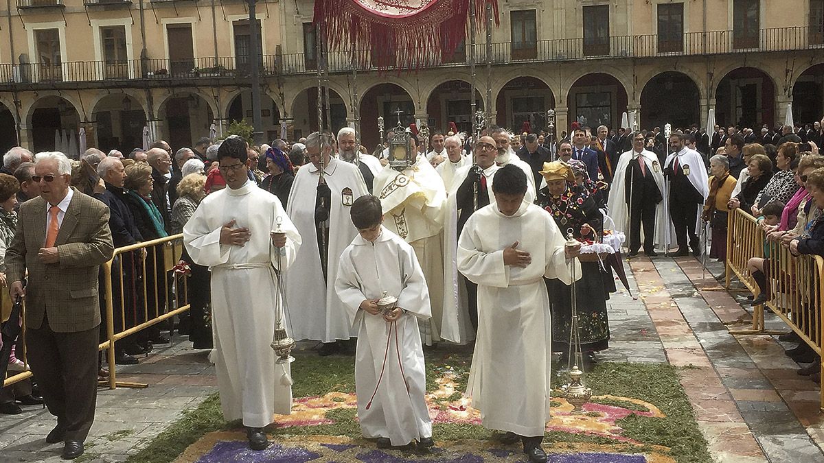 Aprovechando el cese de la lluvia, el Santísimo salió en procesión desde San Martín hasta la Plaza Mayor. | L.N.C. Aprovechando el cese de la lluvia, el Santísimo salió en procesión desde San Martín hasta la Plaza Mayor. | L.N.C.
