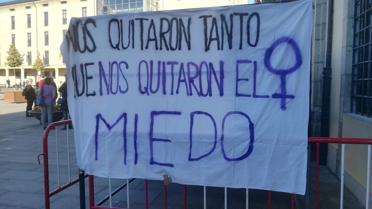 Una de las pancartas que pudieron verse en las manifestaciones contra la violencia machista en Ponferrada.