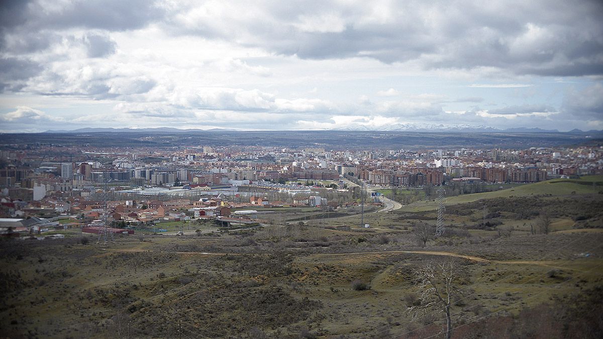 Una vista de la capital leonesa desde Las Lomas. | MAURICIO PEÑA